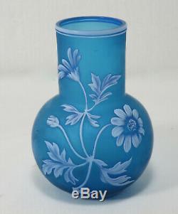 BEAUTIFUL BLUE ANTIQUE THOMAS WEBB & SONS CAMEO GLASS VASE With WHITE FLOWERS