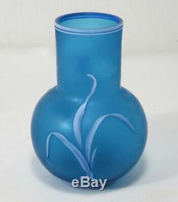 BEAUTIFUL BLUE ANTIQUE THOMAS WEBB & SONS CAMEO GLASS VASE With WHITE FLOWERS