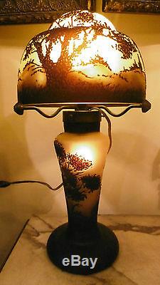 Beautiful Art glass cameo table lamp signed Maynard