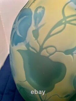 Cristiro Cameo Art Glass Vase