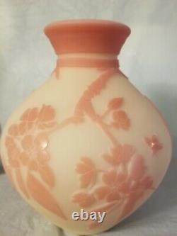 Fenton Kelsey BomKomp Cameo Carved 8.5''Tall Pink \White Excellent