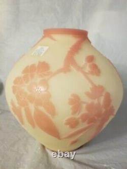 Fenton Kelsey BomKomp Cameo Carved 8.5''Tall Pink \White Excellent