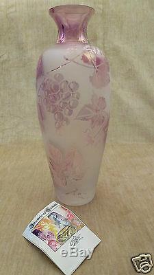 Illustrious Cameo Glass vase by Kelsey Murphy (Pilgrim Glass) carved Vineyard