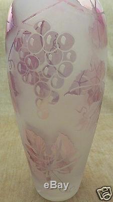 Illustrious Cameo Glass vase by Kelsey Murphy (Pilgrim Glass) carved Vineyard