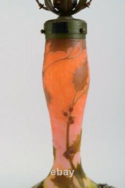 Legras, France. Large Art Nouveau table lamp in cameo art glass. Early 20th C