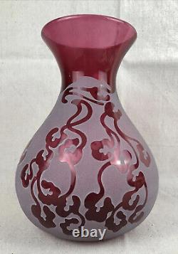 Pilgrim Cameo Cranberry Signed By Ferrari Sand Carved Art Glass 10 Bulbous VASE