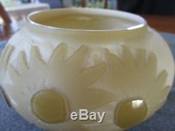 Pilgrim Glass Certified Kelsey Murphy Daisies And Bees Cameo Bowl
