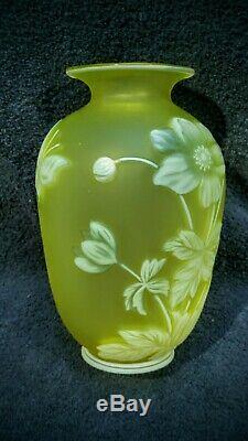Stunning Webb English cameo citron and white 7 vase with 2 butterflies