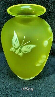 Stunning Webb English cameo citron and white 7 vase with 2 butterflies