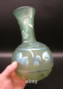 VANDERMARK MERRITT Signed Iridescent CAMEO IVY Carved Studio Art Glass 9 Vase