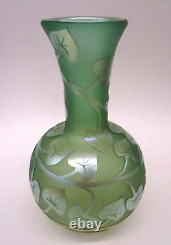 VANDERMARK MERRITT Signed Iridescent CAMEO IVY Carved Studio Art Glass 9 Vase