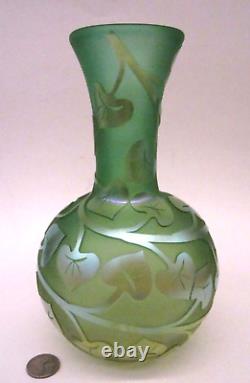 VANDERMARK MERRITT Signed Iridescent CAMEO IVY VINES Studio Art Glass 9 Vase