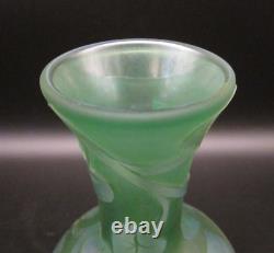 VANDERMARK MERRITT Signed Iridescent CAMEO IVY VINES Studio Art Glass 9 Vase
